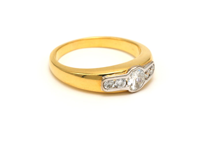 Bague 58 Bague contemporaine en or jaune et blanc 18 carats sertie de diamants "taille" brillant (+-0,56 ct) 58 Facettes B647