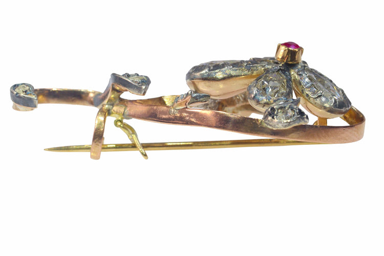 Broche Beauté épanouie : la broche victorienne en forme de branche de fleur en or rouge et argent 58 Facettes 23031-0050