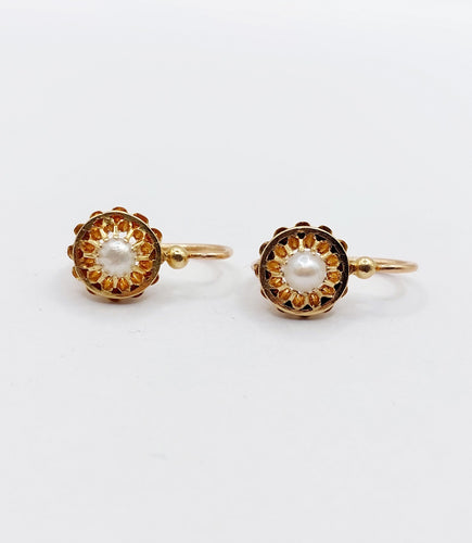 Boucles d'oreilles Dormeuses fleurs antiques en or 18k et perles (circa 1900) 58 Facettes A06493