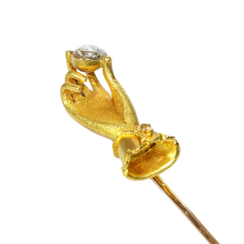 Montre Épingle à cravate romantique victorienne en or, ornée d'une main sculptée tenant un diamant taille rose 58 Facettes 25321-0203