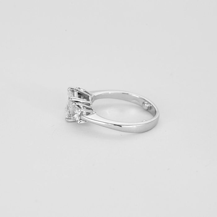 Bague 53 Solitaire trilogie or blanc, diamant princesse 1,50 carat. 58 Facettes