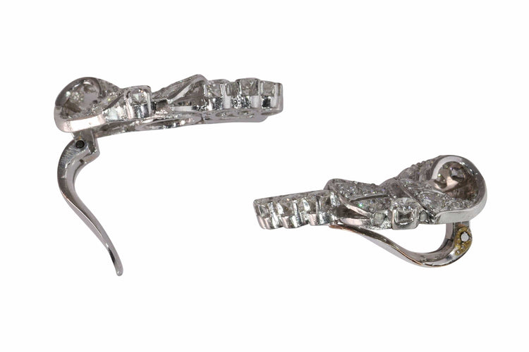 Boucles d'oreilles Boucles d'oreilles élégantes en platine et diamants des années 1950 avec une touche Art déco 58 Facettes 24129-0371