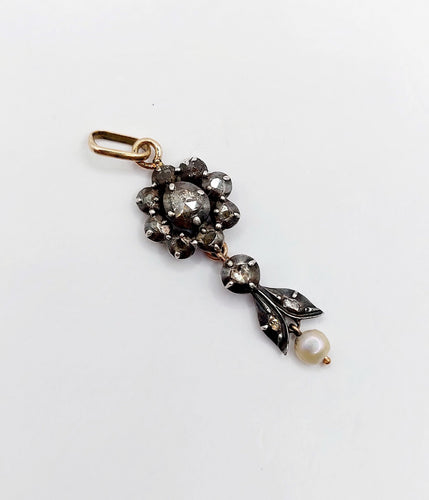 Pendentif Pendentif victorien fleur or jaune et argent, diamants taille roses sur paillon et perle (circa 1880) 58 Facettes A05643