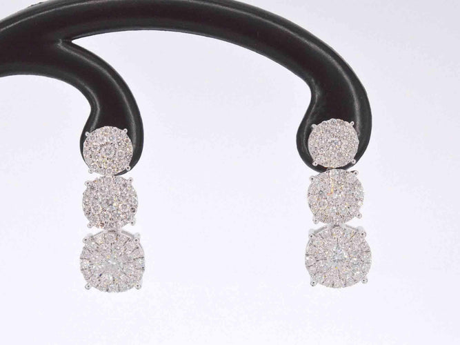 Boucles d'oreilles Boucles d'oreilles en or blanc avec trois chatons de diamants les uns en dessous des autres 58 Facettes 2110