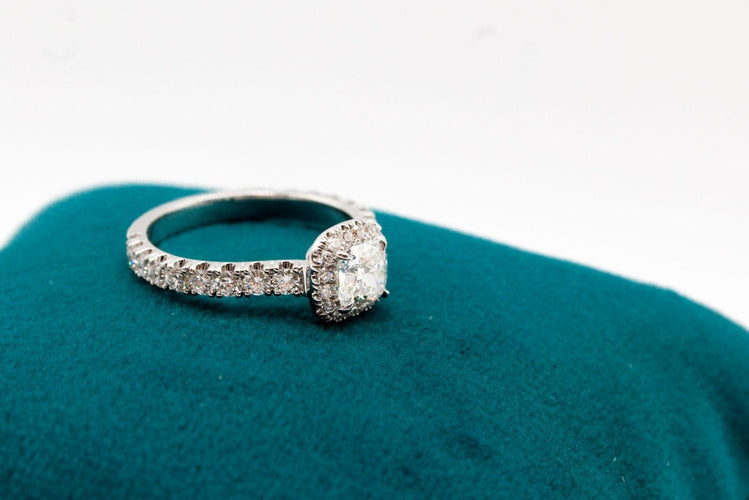 Bague or blanc, diamant et pavage diamants