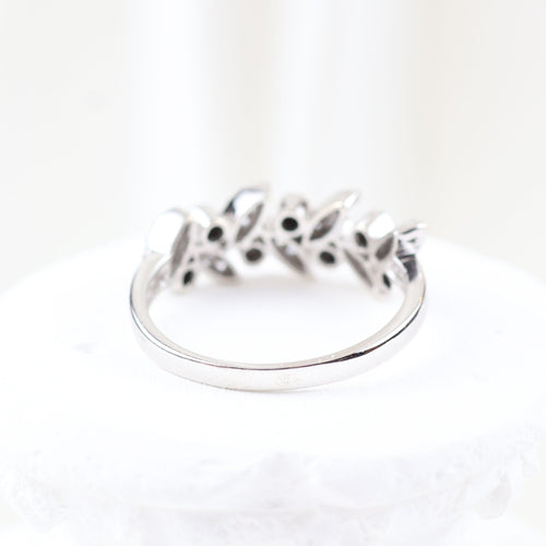 Bague 59 Bague végétale sertie de diamants taille brillant en or blanc 18 carats 58 Facettes VV1-B