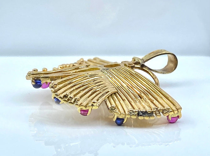 Pendentif papillon en or jaune et pierres précieuses