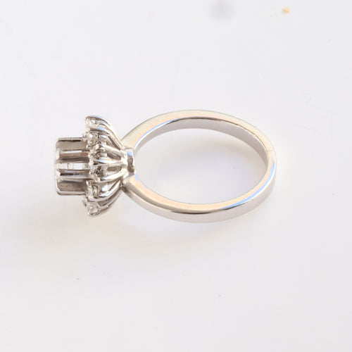 Bague rosace vintage en or blanc avec diamants