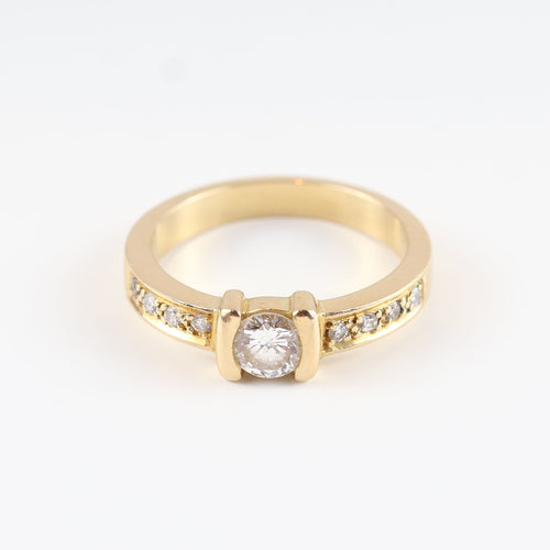Bague 55 Bague solitaire en or jaune 18 carats avec diamant central et diamants latéraux 58 Facettes 131645