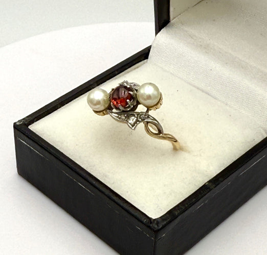 Bague 53 Bague trilogie ancienne en or sertie de perle et grenat 58 Facettes