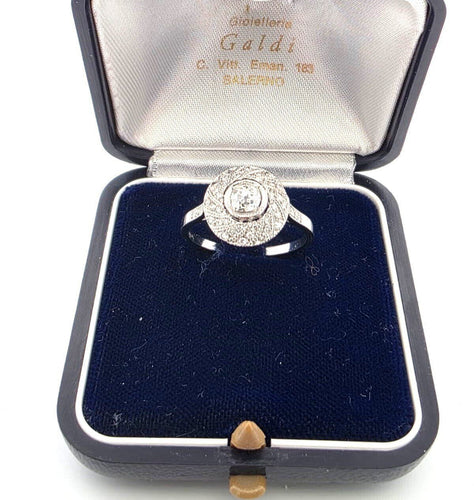 Bague 58 Bague en platine avec diamant central et diamants environnants 58 Facettes