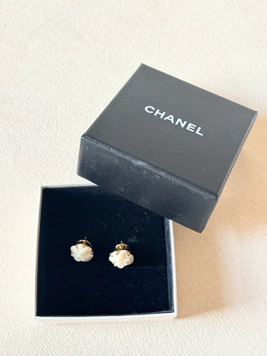 Boucles d'oreilles CHANEL - Boucles d'oreilles Camélia 58 Facettes WC-2025-1875