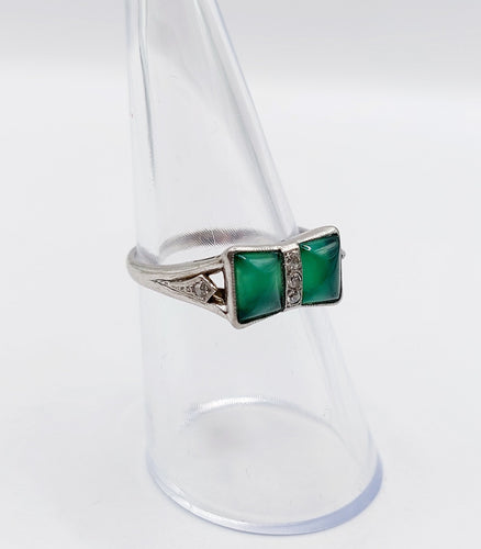 Bague 52.5 Bague tank nœud Art déco en or blanc 18k et platine, diamants et pierres vertes 58 Facettes A06581