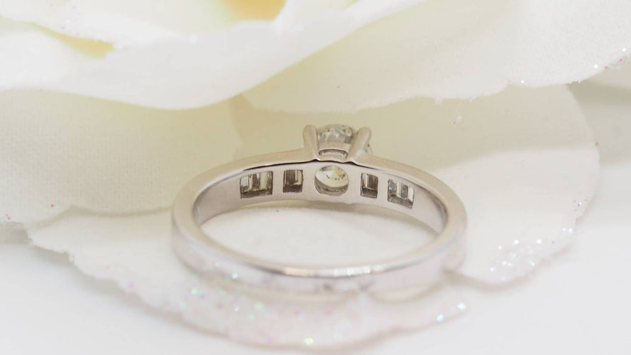 Bague 54 Solitaire en or blanc et diamant rond de 0,52 ct, diamants baguettes 58 Facettes 24474