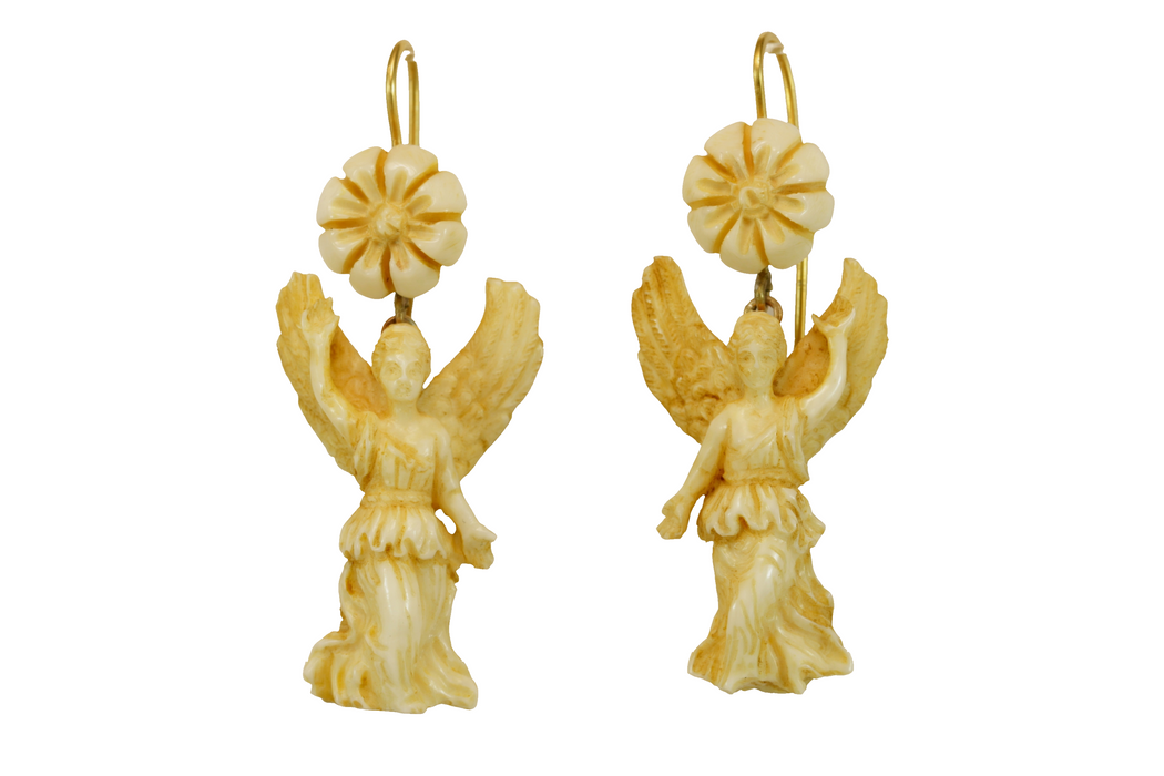 Boucles d'oreilles antiques en or sculptées en ivoire