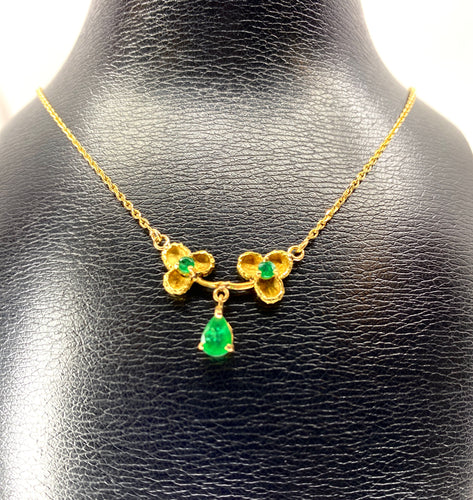 Collier pendentif trilobé en or jaune 18 carats et émeraudes