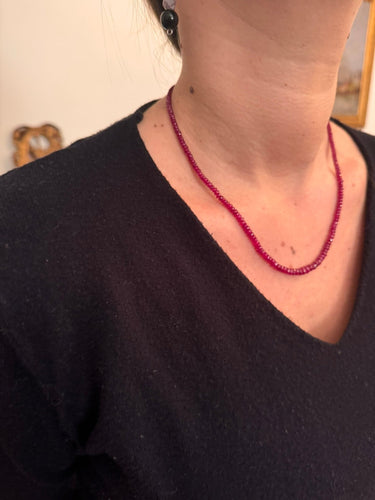 Collier Collier de perles en rubis avec fermoir en argent 58 Facettes