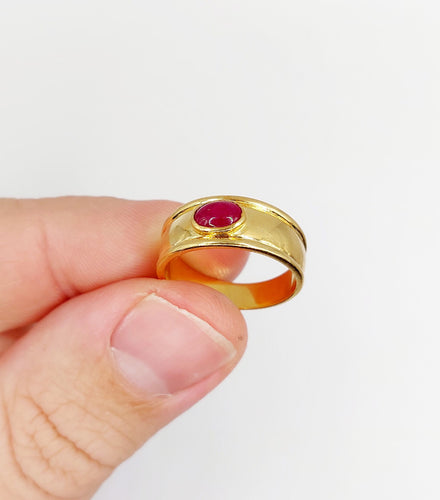 Bague jonc vintage Art Déco or jaune, cabochon de rubis 58 Facettes A06209