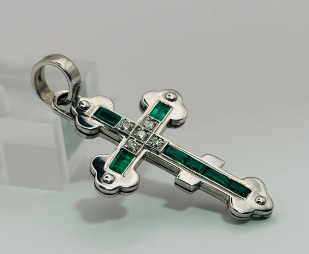 Pendentif Pendentif croix en or avec émeraudes et diamants 58 Facettes 50240