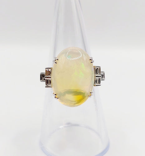 Bague cocktail vintage or blanc, opale cabochon 9,50 carats et diamants baguettes 58 Facettes A05976