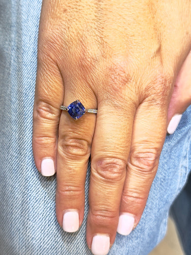 Bague 56 Solitaire en or blanc 18k , saphir de Ceylan et diamants 58 Facettes