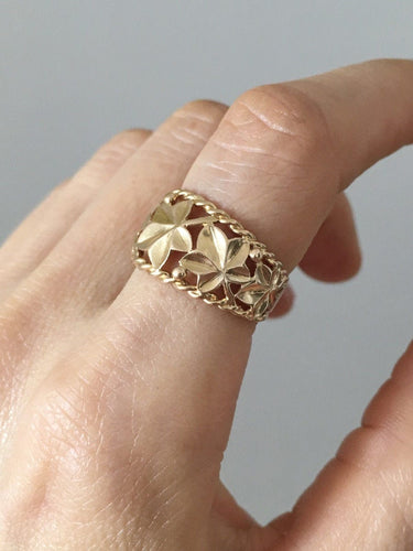 Bague en or jaune motif végétal