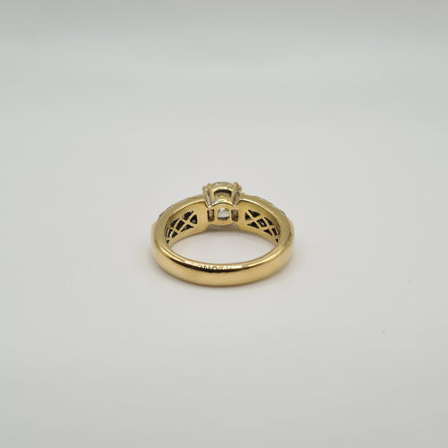 Bague 54 Bague or jaune, diamant rond et diamants baguettes 58 Facettes