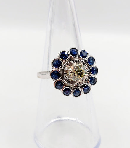 Bague marguerite Art Déco or blanc, diamant taille ancienne 0,65 carat et saphirs