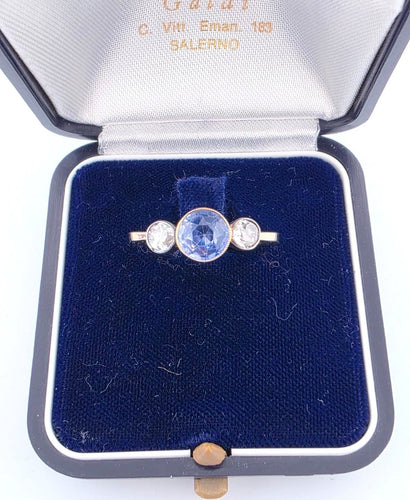 Bague 58 Bague en or jaune 18 carats ornée d'un saphir de Ceylan naturel résistant à la chaleur et de diamants de vieille mine. 58 Facettes