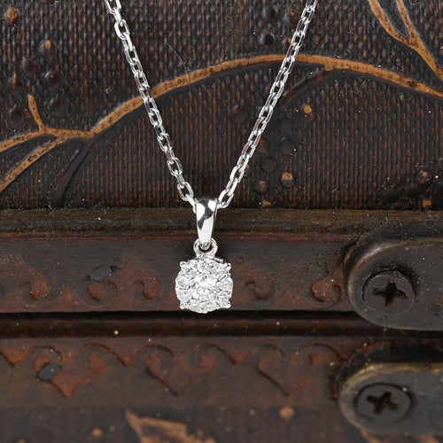 Collier en or blanc avec pendentif en diamant taille brillant