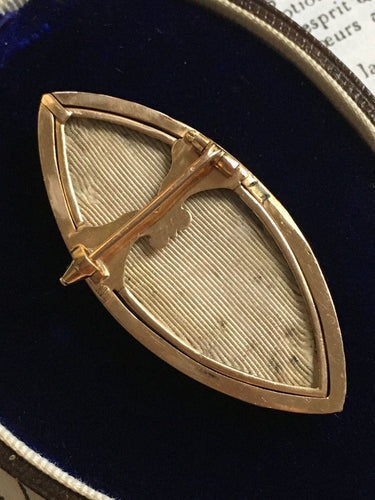 Broche Broche ancienne en forme de navette en or et argent 58 Facettes