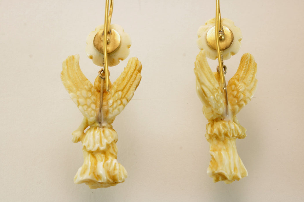 Boucles d'oreilles antiques en or sculptées en ivoire