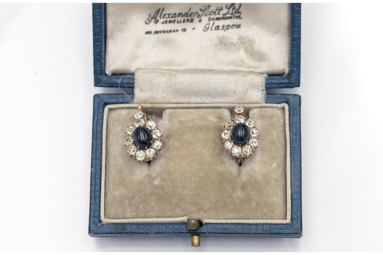 Boucles d'oreilles en or avec diamants et saphirs taille cabochon.