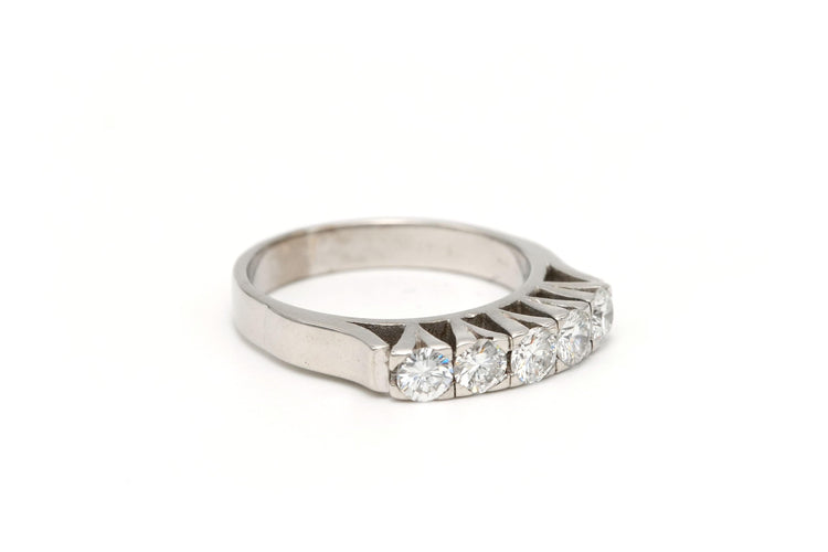 Bague 52 Bague contemporaine en or blanc 14 carats sertie de diamants 58 Facettes 19299