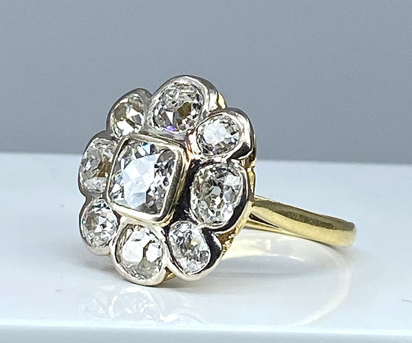 Bague Importante bague marguerite en or 18 carats et diamants 58 Facettes AB338