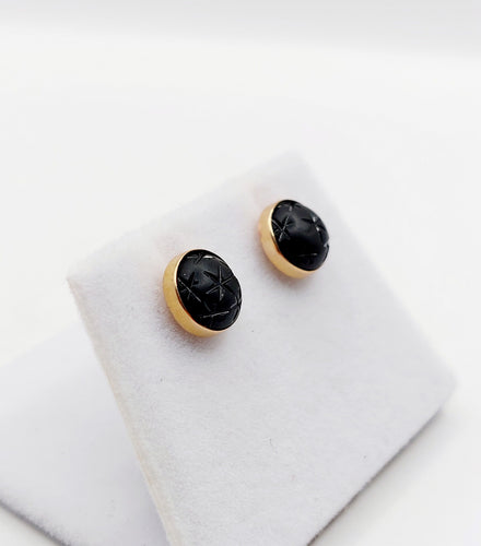 Boucles d'oreilles Puces d'oreilles antique or rose 18k cabochon de jais gravé d'étoiles (circa 1900) 58 Facettes A06158