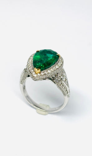 Bague 53 Bague moderne en or jaune avec émeraude naturelle en forme de poire et diamants 58 Facettes E19