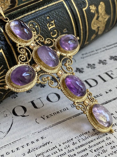 Importante croix en or jaune 18k sertie de 6 améthystes 58 Facettes