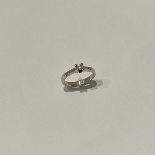 Bague solitaire or blanc diamant taille brillant. 58 Facettes