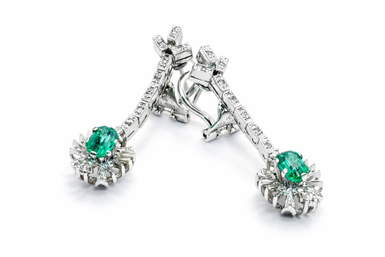 Boucles d'oreilles Longues boucles d'oreilles en or blanc ornées d'émeraudes et de diamants 58 Facettes 50274