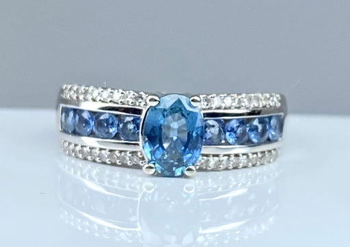 Ring 54 White gold ring with sapphires and diamonds 58 Facettes AB323