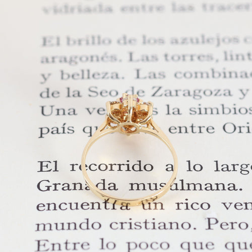 Bague 54 Bague rosace en or jaune avec diamants et rubis 58 Facettes 3892