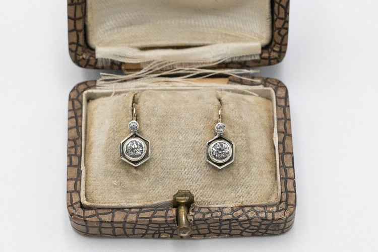 Boucles d'oreilles pendantes anciennes avec saphirs blancs, Autriche-Hongrie, première moitié du XXe siècle