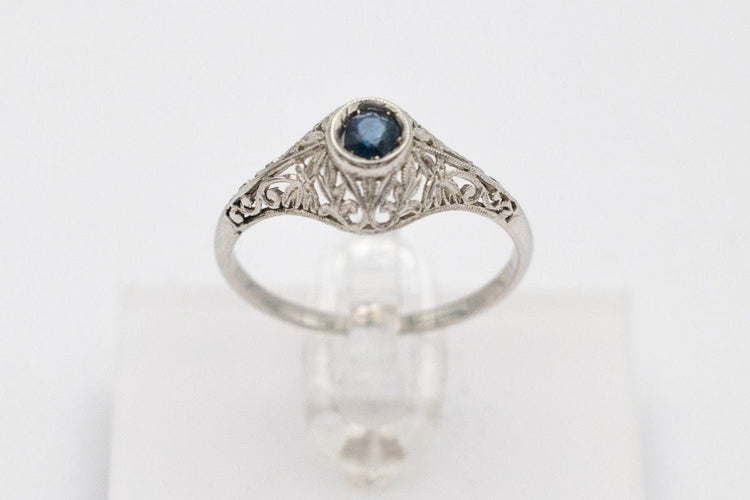 Bague 54 Bague en or blanc avec saphir, milieu du XXe siècle 58 Facettes TP10