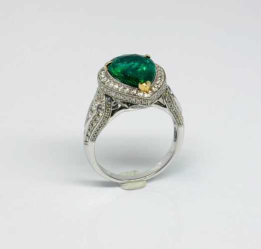 Bague 53 Bague moderne en or jaune avec émeraude naturelle en forme de poire et diamants 58 Facettes E19