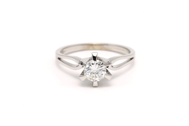 Bague 56 Bague Années 80 en or blanc sertie d'un diamant 58 Facettes 18428