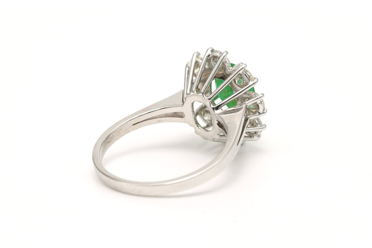 Bague contemporaine or blanc, émeraude et diamants (+/- 1.40 ct)