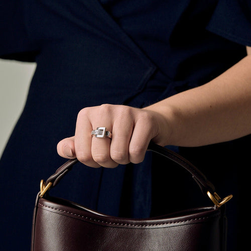 Bague 52,5 Guy Laroche- Bague en or blanc à motif de ceinture et diamants 58 Facettes B250479