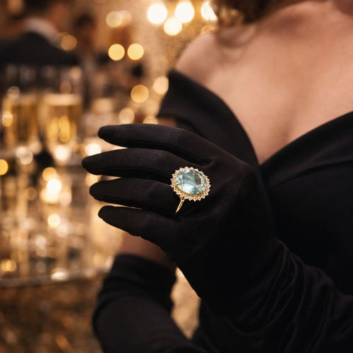 Bague 55 Bague en or jaune de haute joaillerie ornée d'une aigue-marine et d'un halo de diamants 58 Facettes 50357