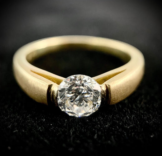 Bague 59.5 Bague solitaire or jaune sertie d'un diamant de 0,84 carat 58 Facettes